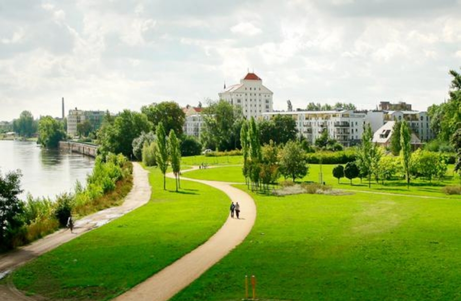 Klosterbergegarten und Elbe direkt in der Nähe der Wohnhäuser