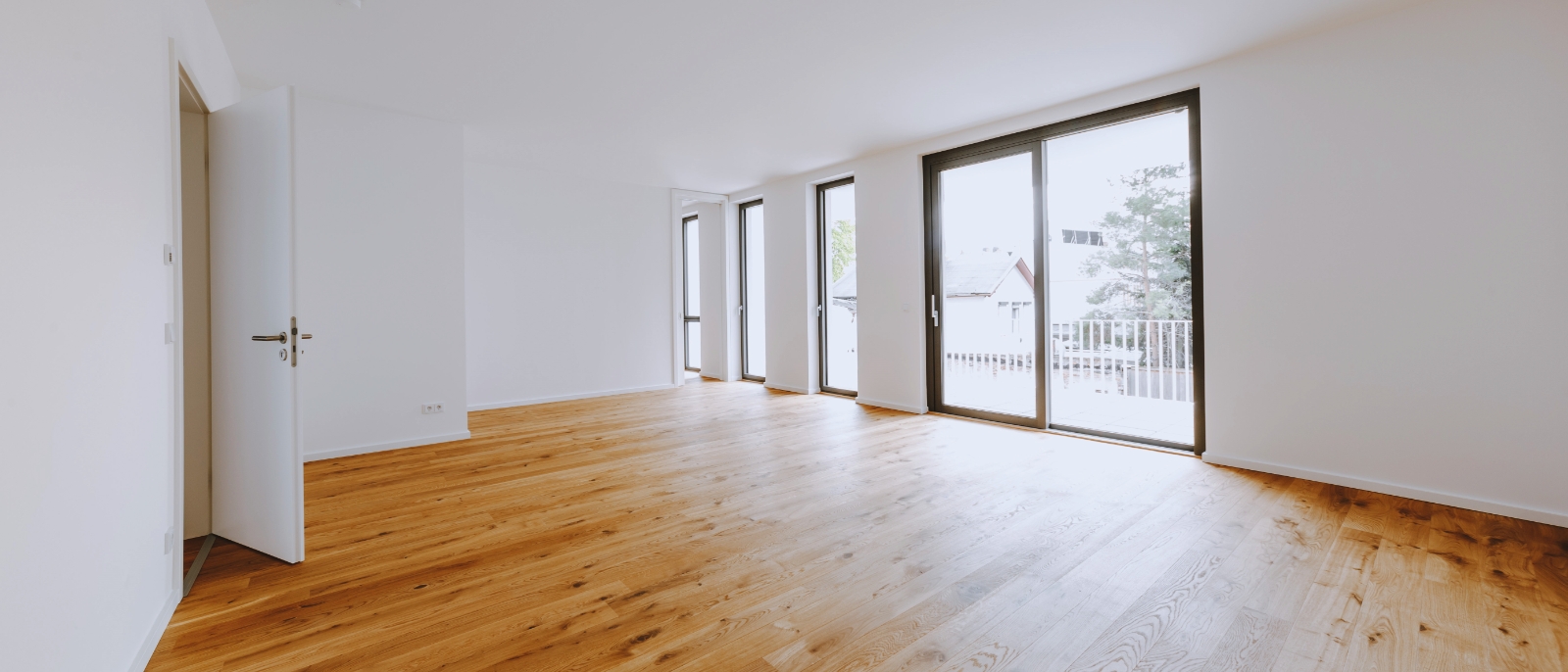 Wohnung mit bodentiefen Fenstern und Schiebetür zur Terrasse