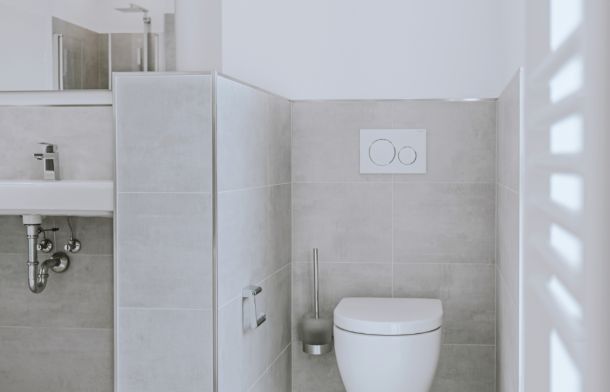 Badezimmer mit Feinsteinzeug-Fliesen