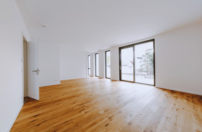 Wohnraum mit Balkon und Schiebetür