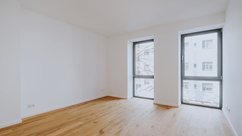 Lichtdurchflutete Räume durch bodentiefe Fenster