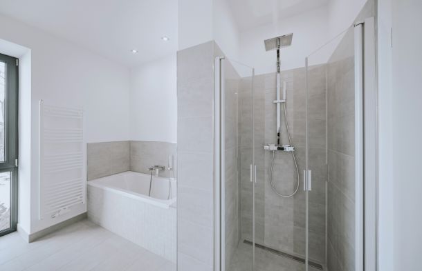 Modernes Badezimmer mit Wanne und Dusche 
