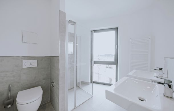 Badezimmer mit bodentiefem Fenster und eleganten Fliesen