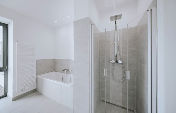 Modernes Badezimmer mit Wanne und Dusche 